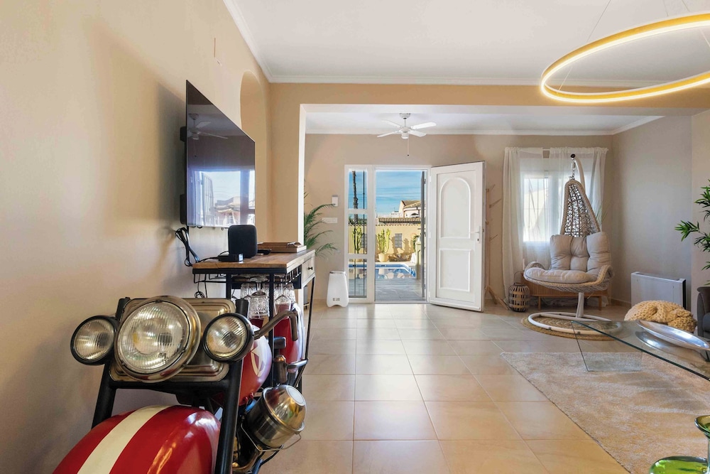 Beautiful and Cozy Villa With Private Pool in Urb, San Luis, El Chaparral, Torre