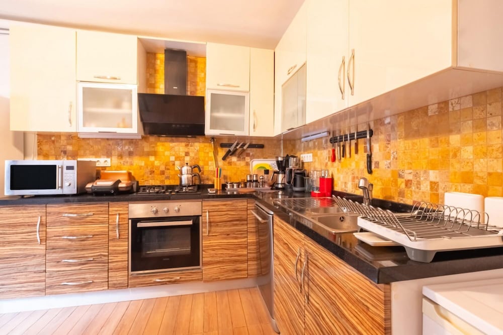 Flat With Garden Close to Coast in Uskudar