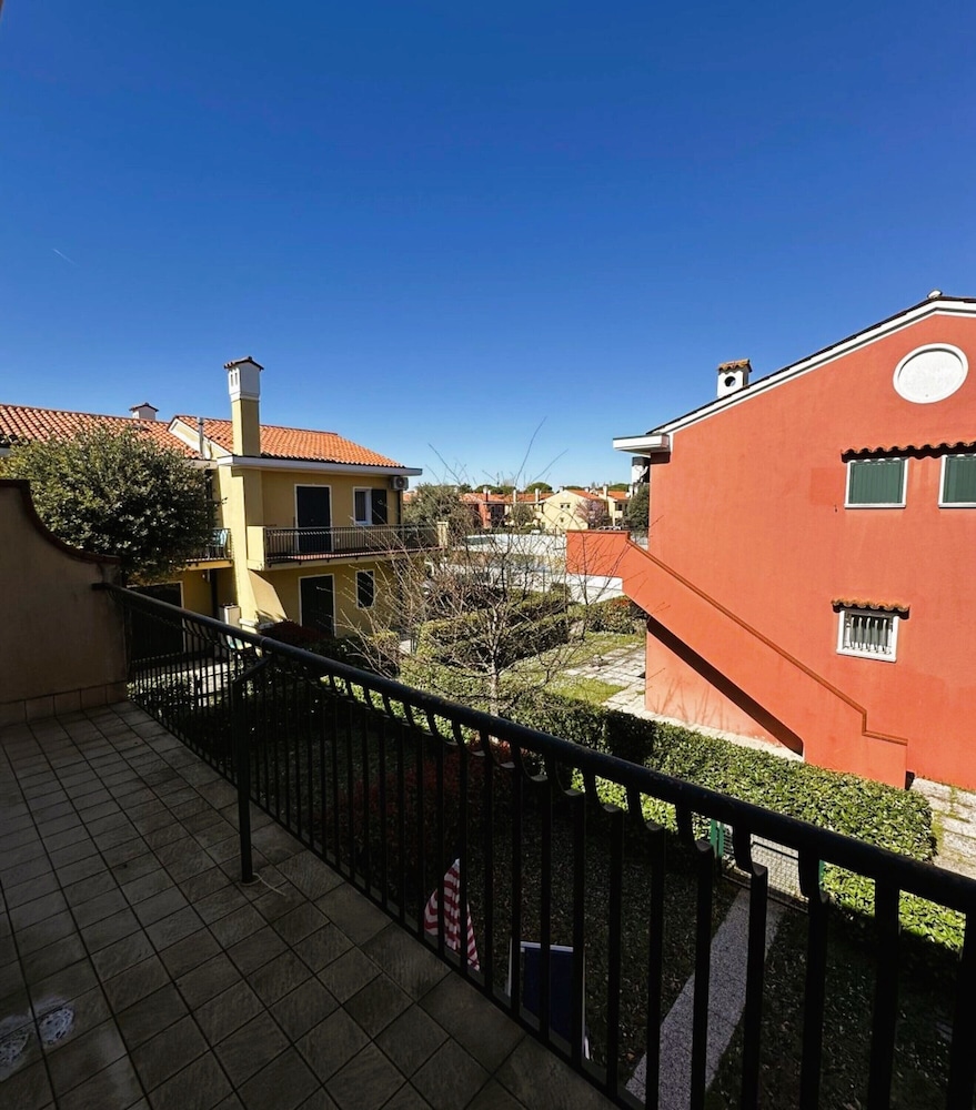 Charming Apartment Near the Beach With Pool