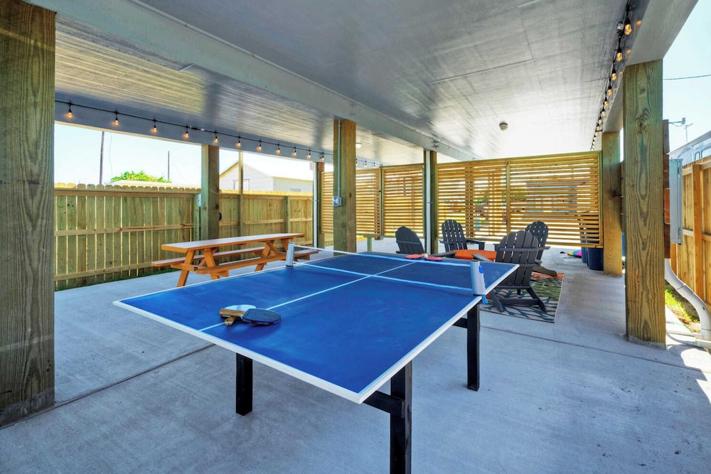 Sleeps 16 2 Homes, Priv Pool, Ping-pong 1block to Alister St. Shops & Dining