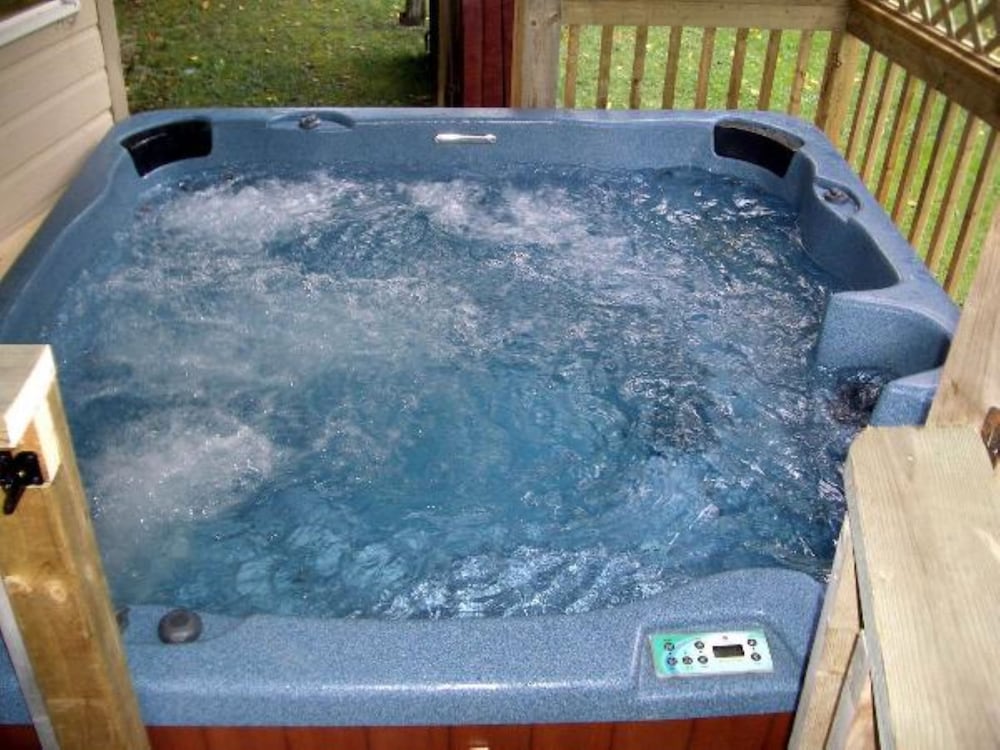 6 bdrm Cottage with Private Beach Access, BBQ, Outdoor Hot Tub, Sauna, Ping Pong Table, Petfriendly