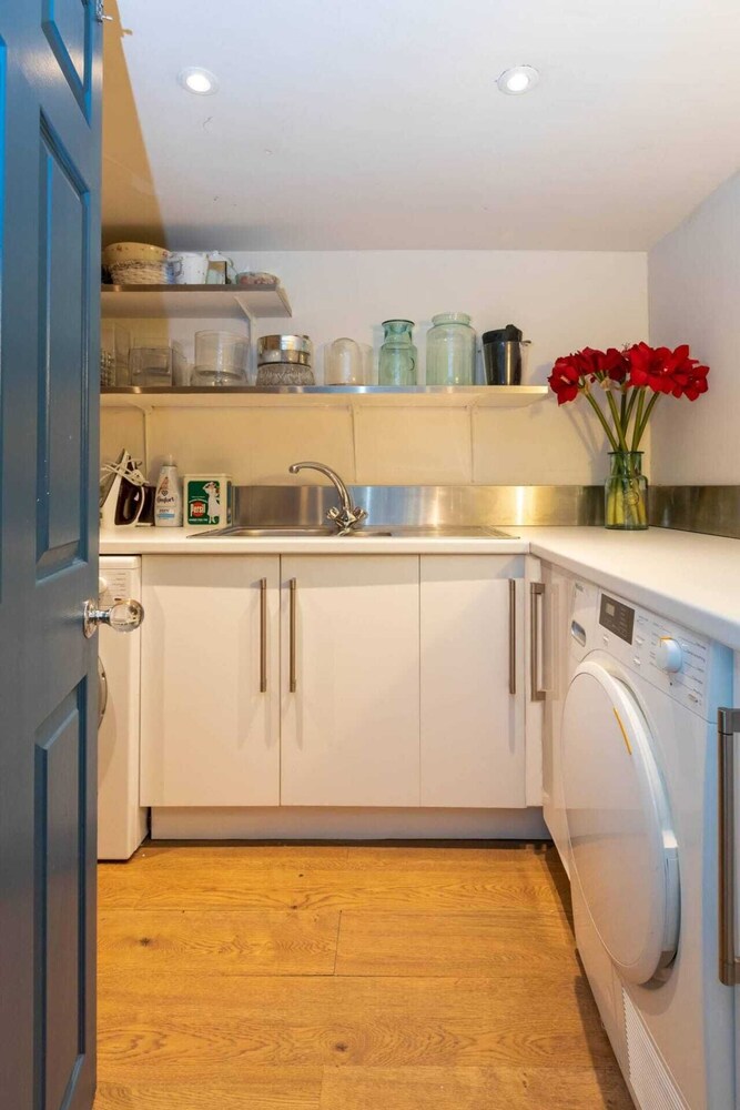 Gorgeous 4 Bedroom Family Home Next to Clapham Common
