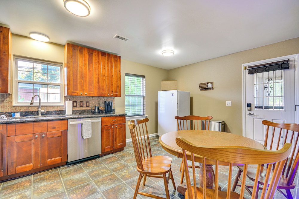 2 Mi to Dtwn Greensboro: Pet-friendly Retreat!