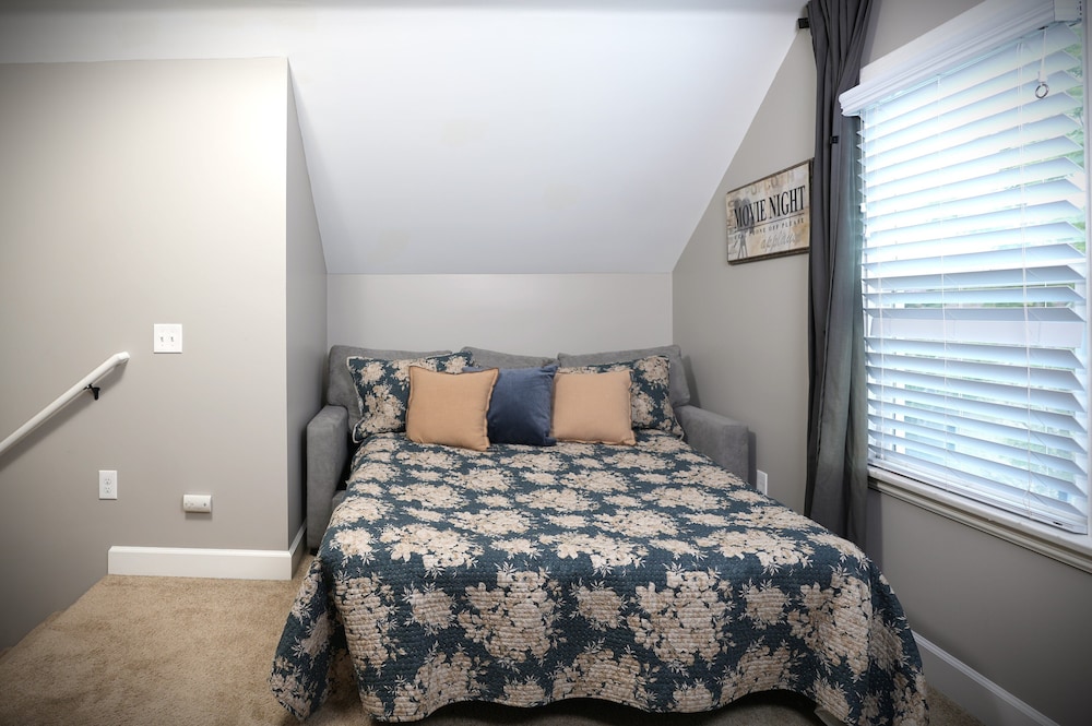 Designer decorated 6 bedroom 4 bath pool home