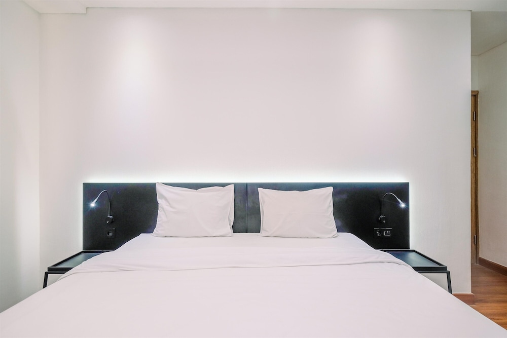Luxury 2BR Apartment at Pejaten Park Residence with Bathtub