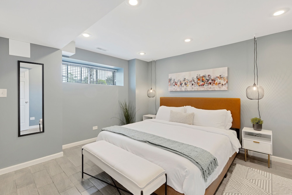 Modern Condo Oasis In The Heart Of Chicago 4 Bedroom Home by RedAwning photo 4