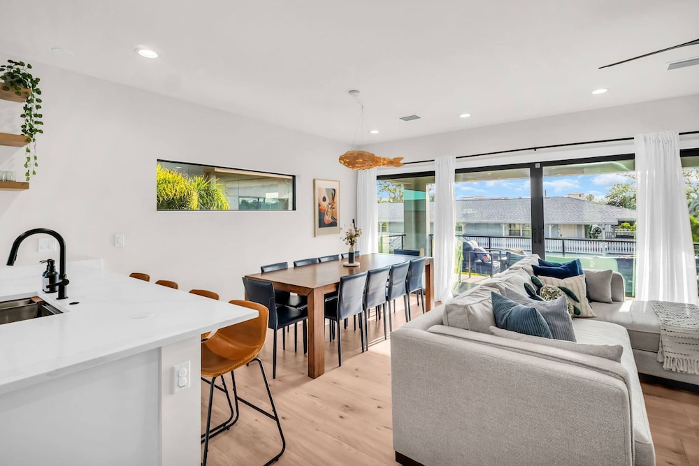 NEW 4 Bed 3 Bath Heated Salt Pool Walk2beach
