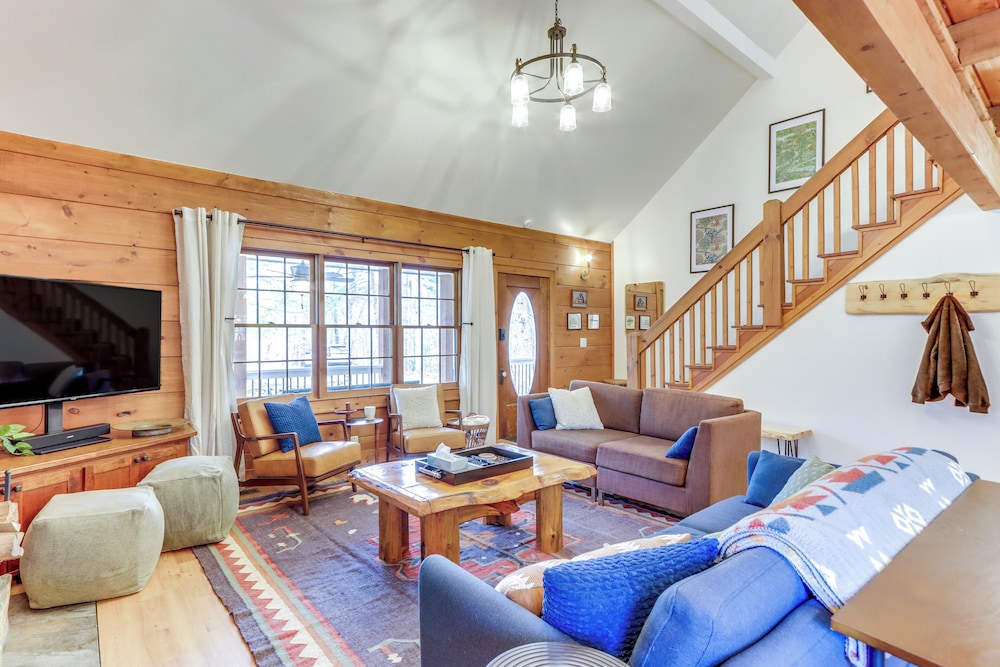 Cozy Ellijay Cabin: Hot Tub, Yard, & Resort Access