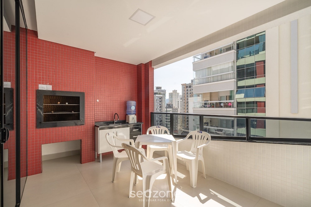 Apto 2Q c/ churrasq. 500m da Meia Praia ROT1001