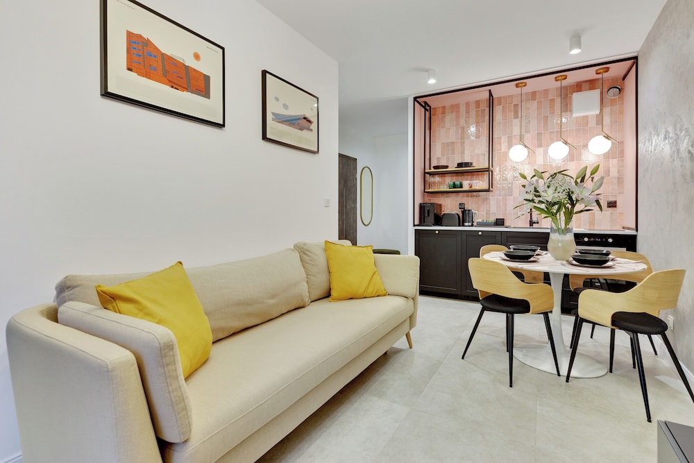 Aura III & Parking by Downtown Apartments