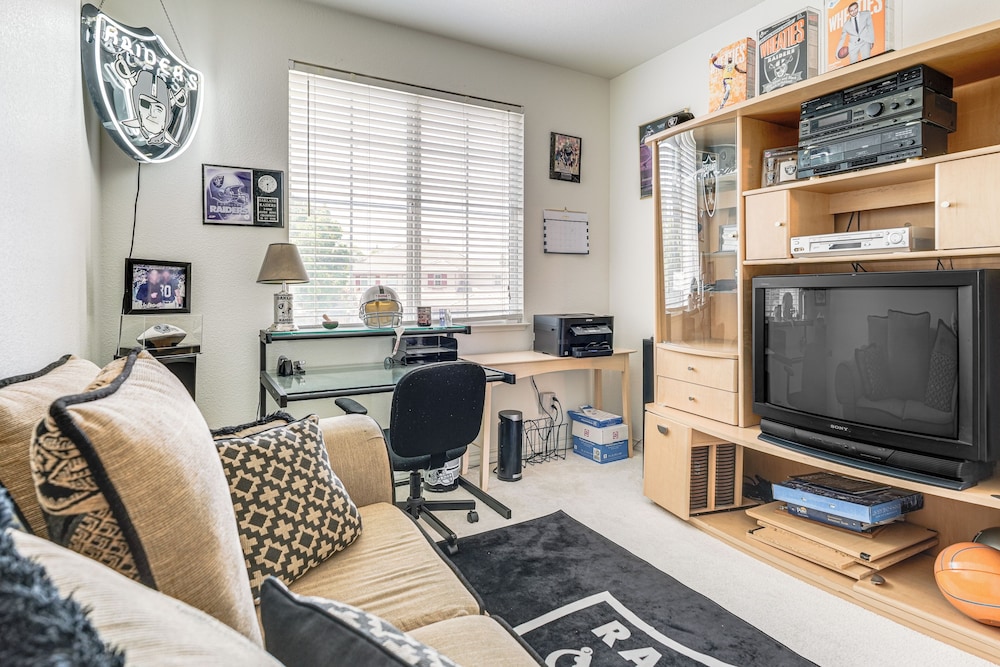 3 Mi to Main St Tracy: Homey Retreat w/ Game Room!