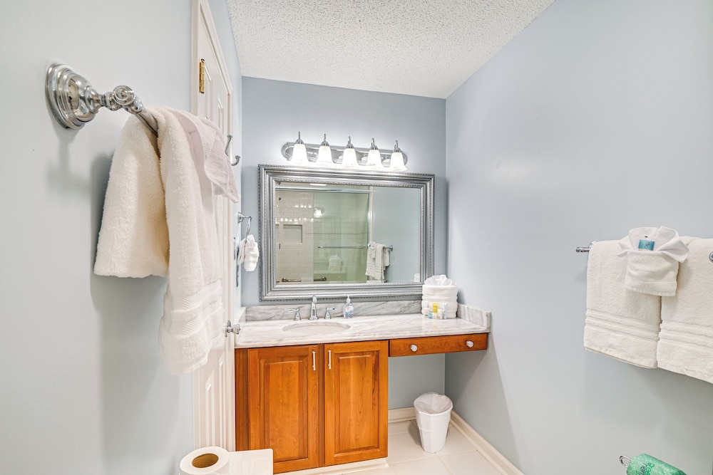 Steps to Sand: Walkable Condo in Myrtle Beach!