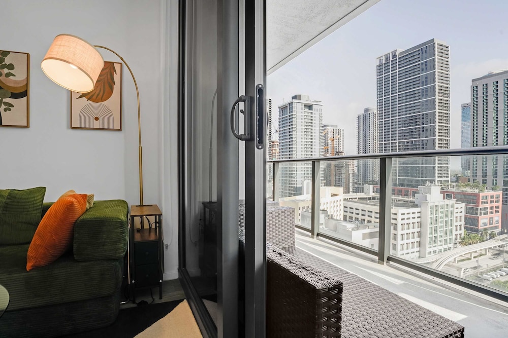 CBD Luxepad 2b2b With City Bay Views Gym Lounge