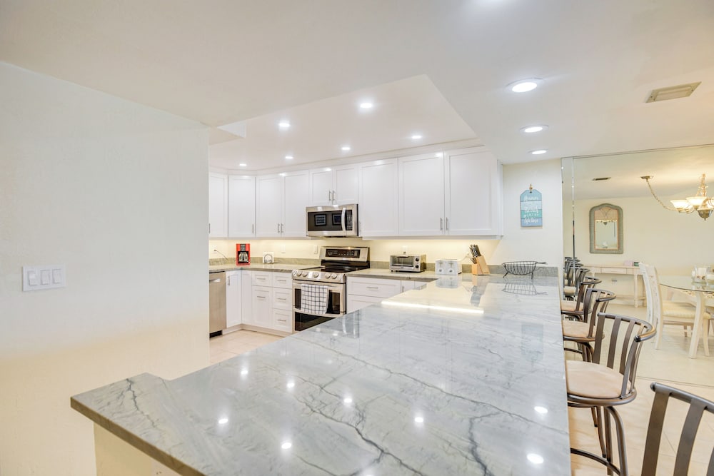 Walk to Coast: Condo in Daytona Beach Shores! view 3