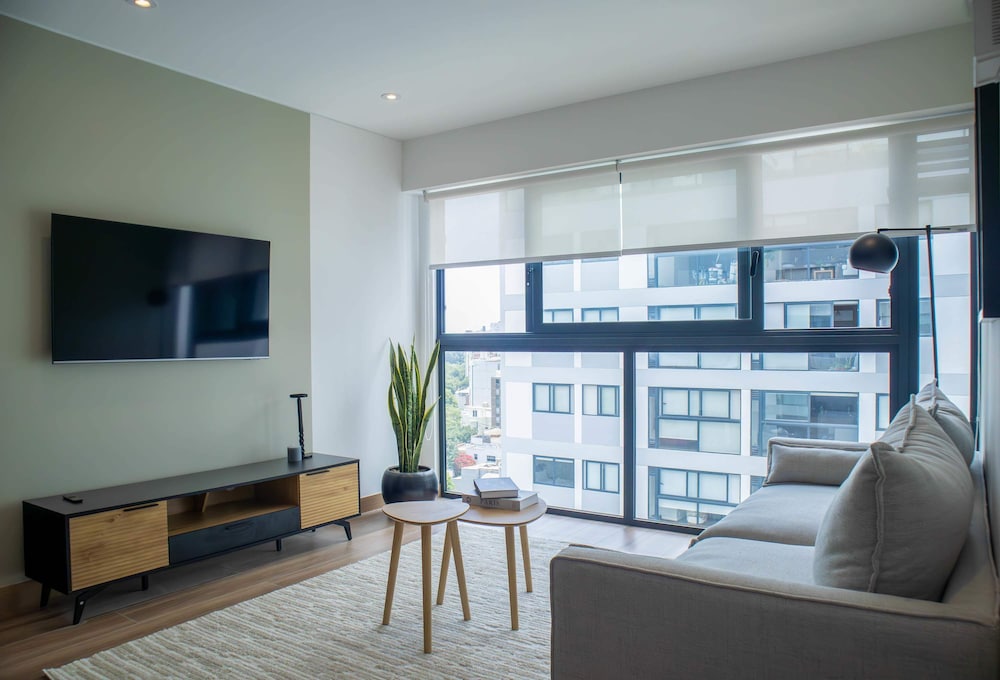 Majestic 2BR With Modern Pool in Miraflores