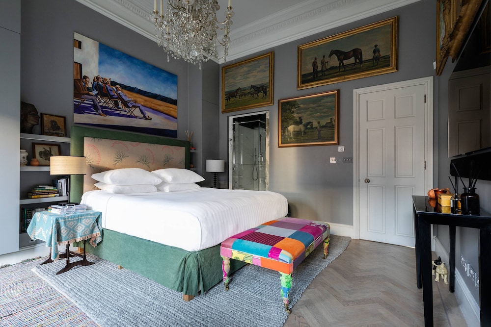 Chelsea Embankment III by Onefinestay