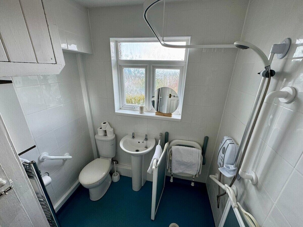 Cosy 2 Bedroom Home With Parking Near City Centre