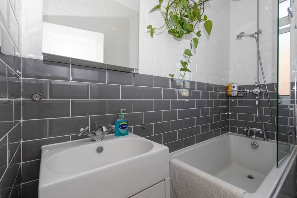 Bright 1 Bedroom Flat Near the Tube