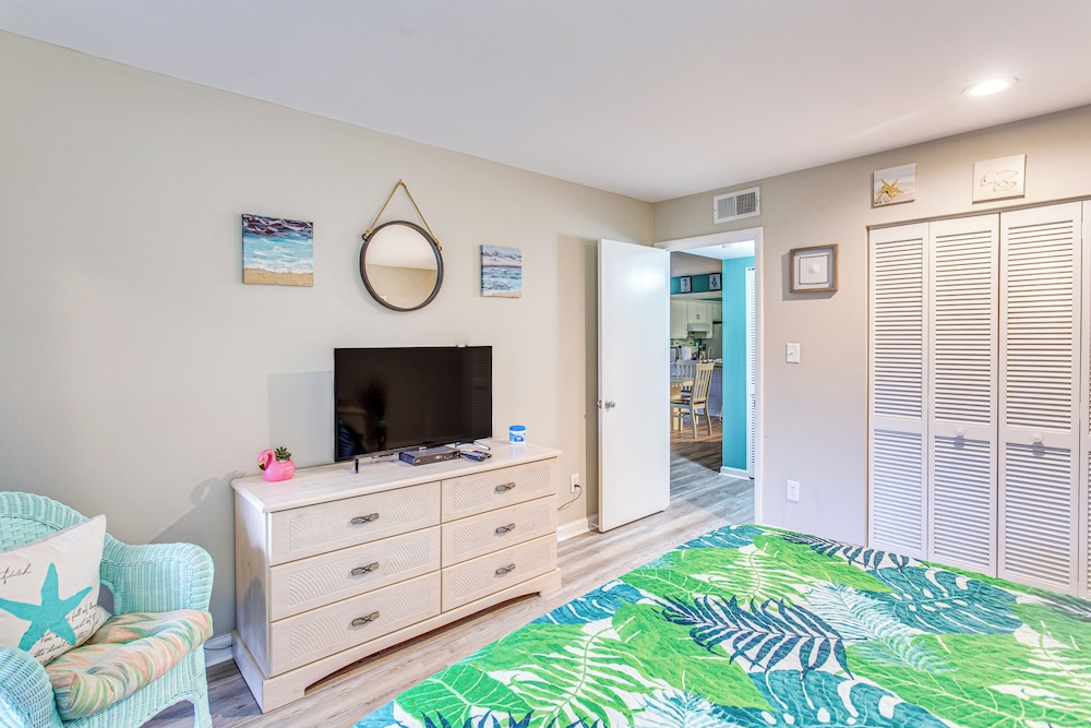 Walk to Ocean: Condo w/ 2 Pools in Myrtle Beach