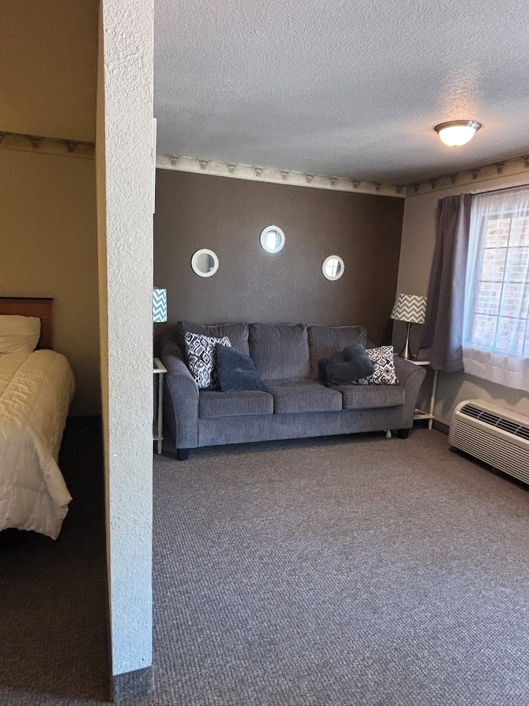Twin Lakes Inn and RV