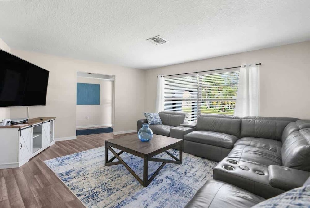 Hudson Retreat, 3 Bedroom Pool Home!