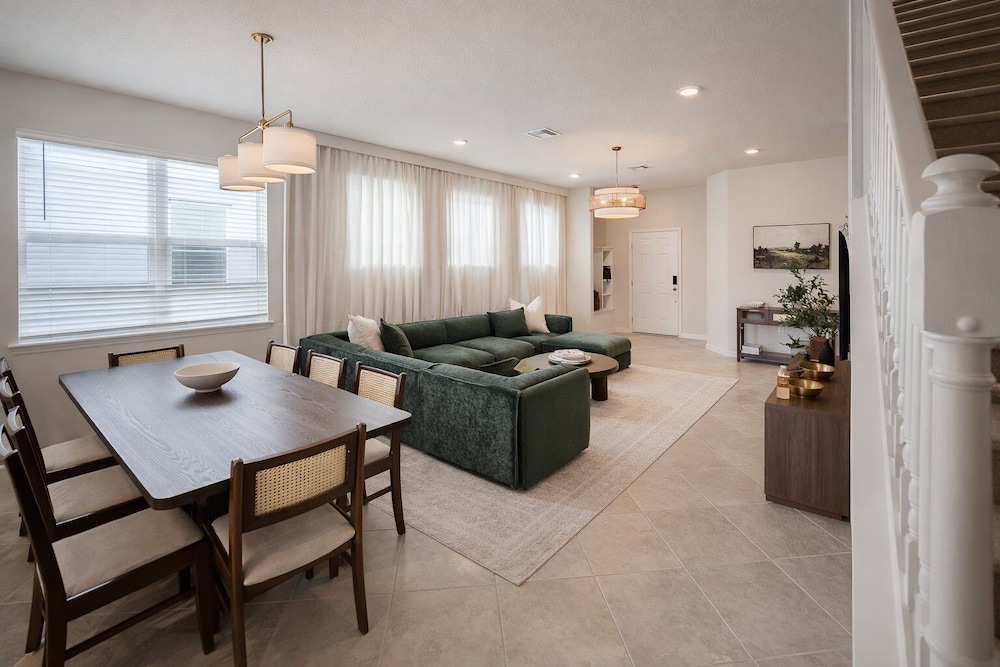 Luxury 5BR Home w/ Pool, Cinema & Game Room