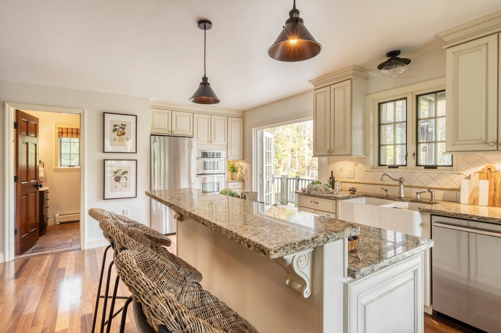 Cortland by Avantstay Charming Heritage Estate w Private Lake Pool