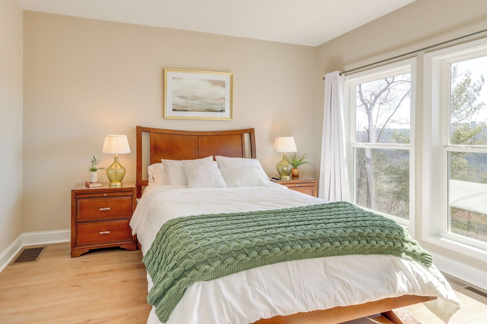 11 Mi to Dtwn Ellijay: Newly Built Modern Cabin!