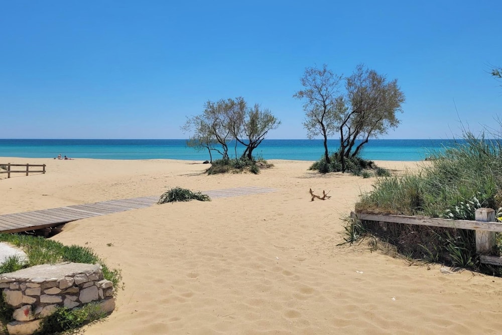 Villa Pescoluse With Pool and Sea View