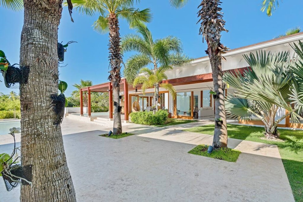 Modern Oasis Stunning Views of Golf Course River