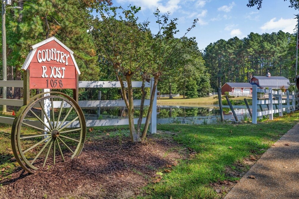 Pet-friendly 3BR Lake House Firepit + Pier
