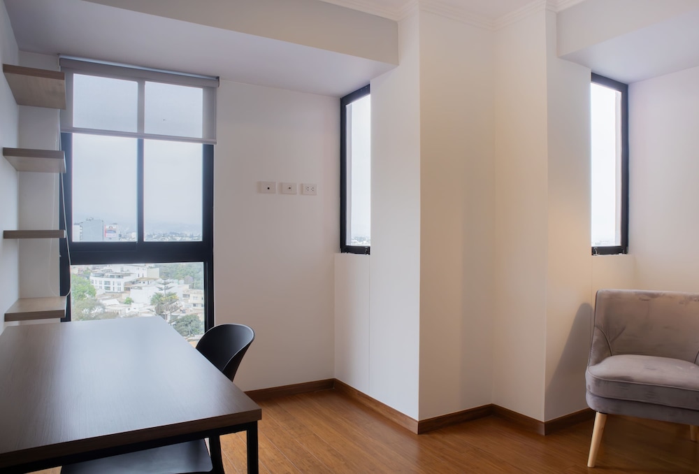 w Inviting 2BR w Balcony in Miraflores