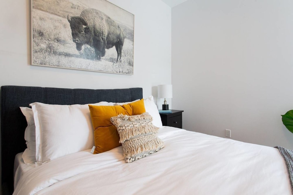 Spacious 2 Bedroom Condo in Little Italy - Image 2