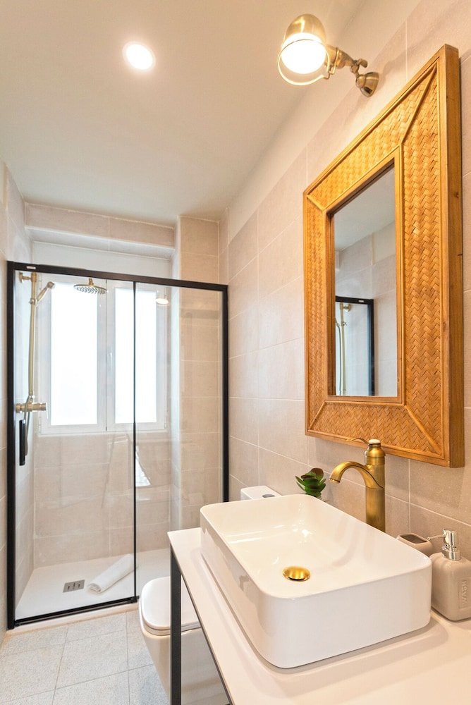 Wonderful 5-bedroom Apart in Granada. Recogidas II
