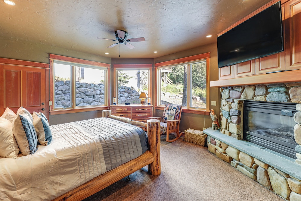 Ski-in/out, Hot Tub: Spacious Retreat in Whitefish