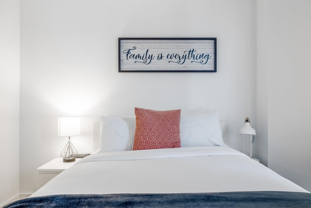 Cozy Downtown Pad- Luxe Rooftop Pool gym and More