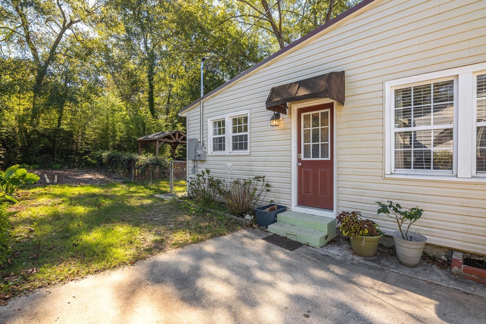 Hot Tub BBQ Retreat Spacious Backyard Pet-friendly