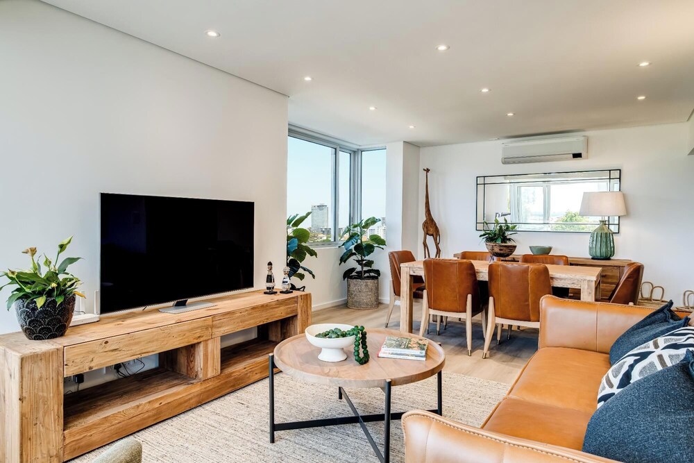 2bed Mouille Point Apartment w Amazing Cape Views
