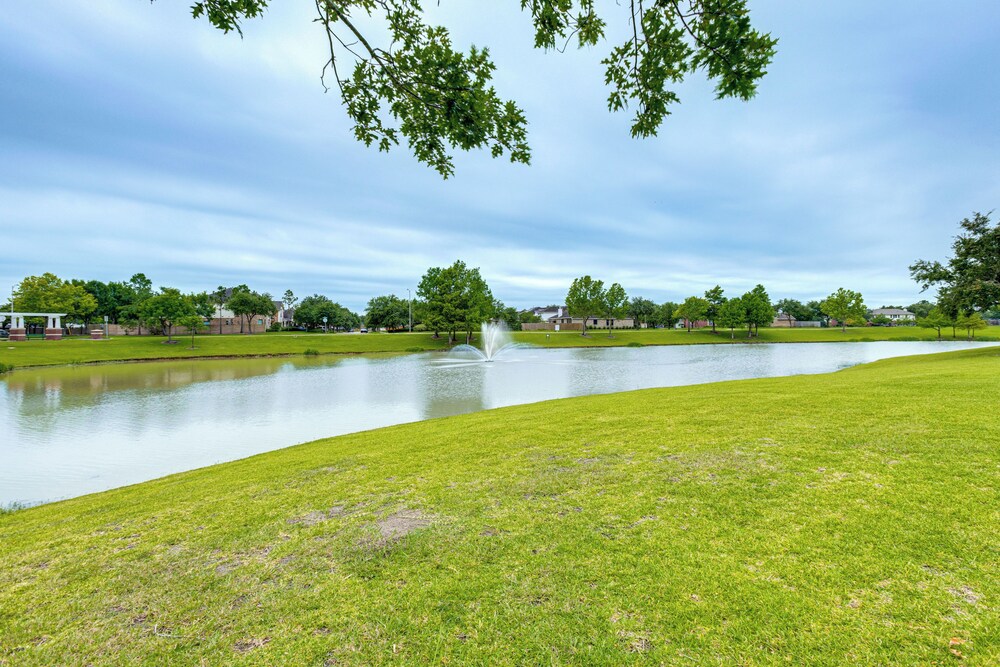 Pet-friendly Home w/ Patio & Yard in Rosharon
