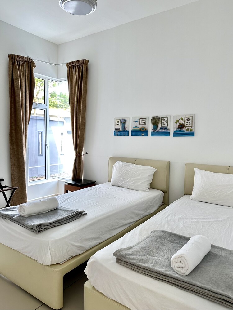 Lux Desaru Villa