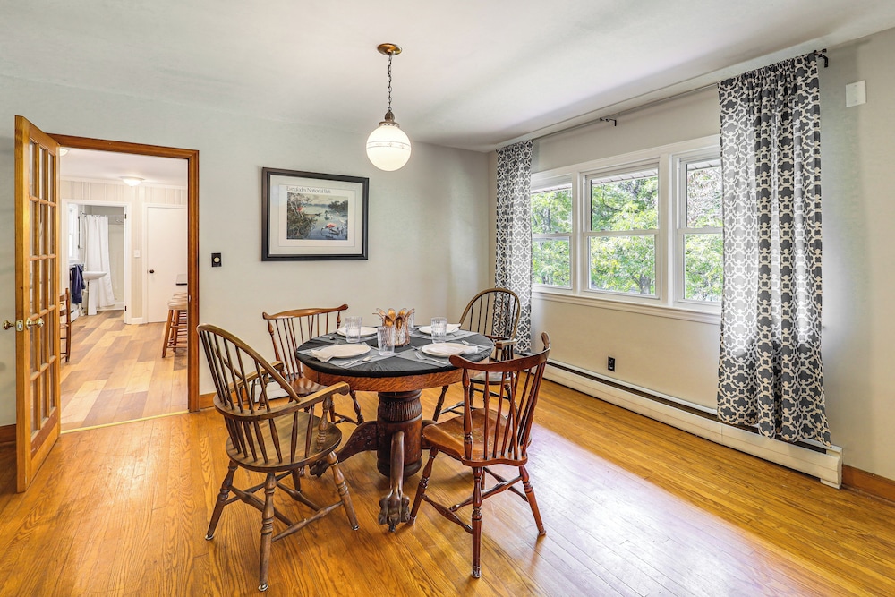 Hike & Leaf Peep! Peaceful Home in Laurel Springs