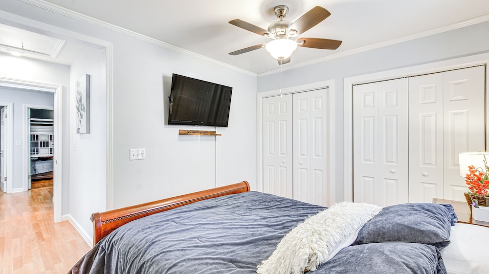 9 Mi to Downtown: Sanford Home w/ Hot Tub