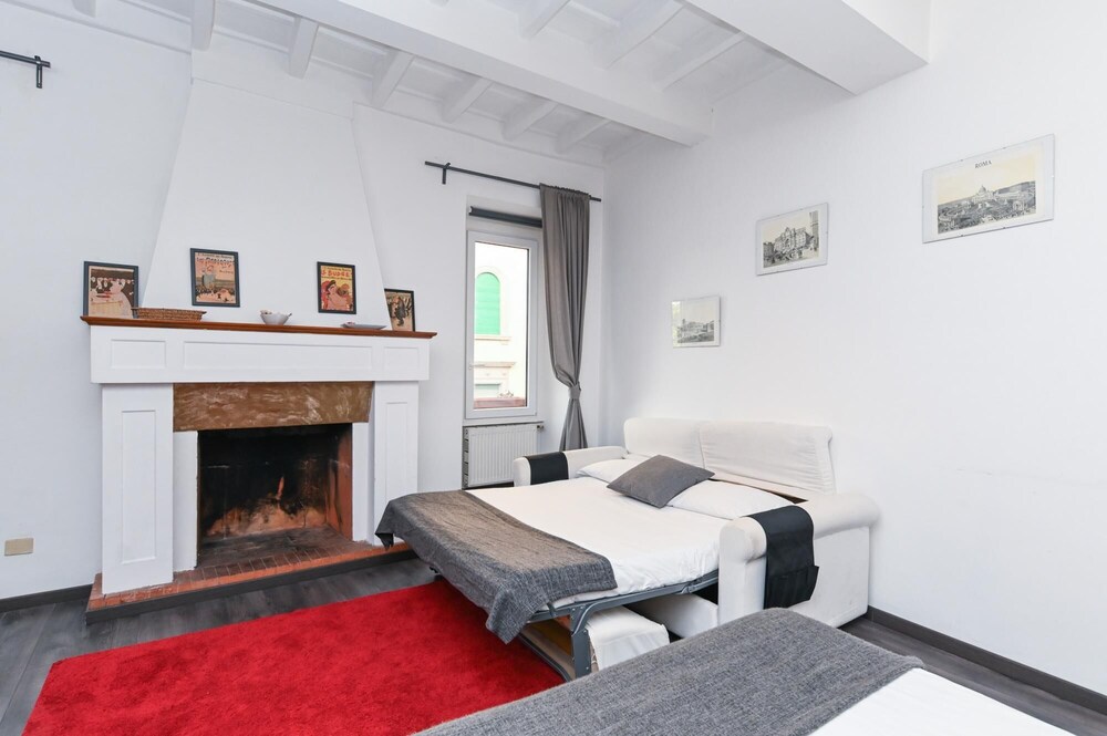 Gorgeous Trastevere Loft On The River