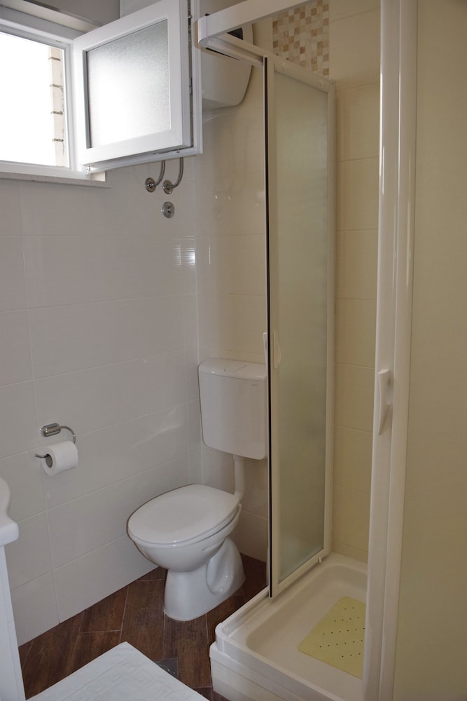 Jele Rooms
