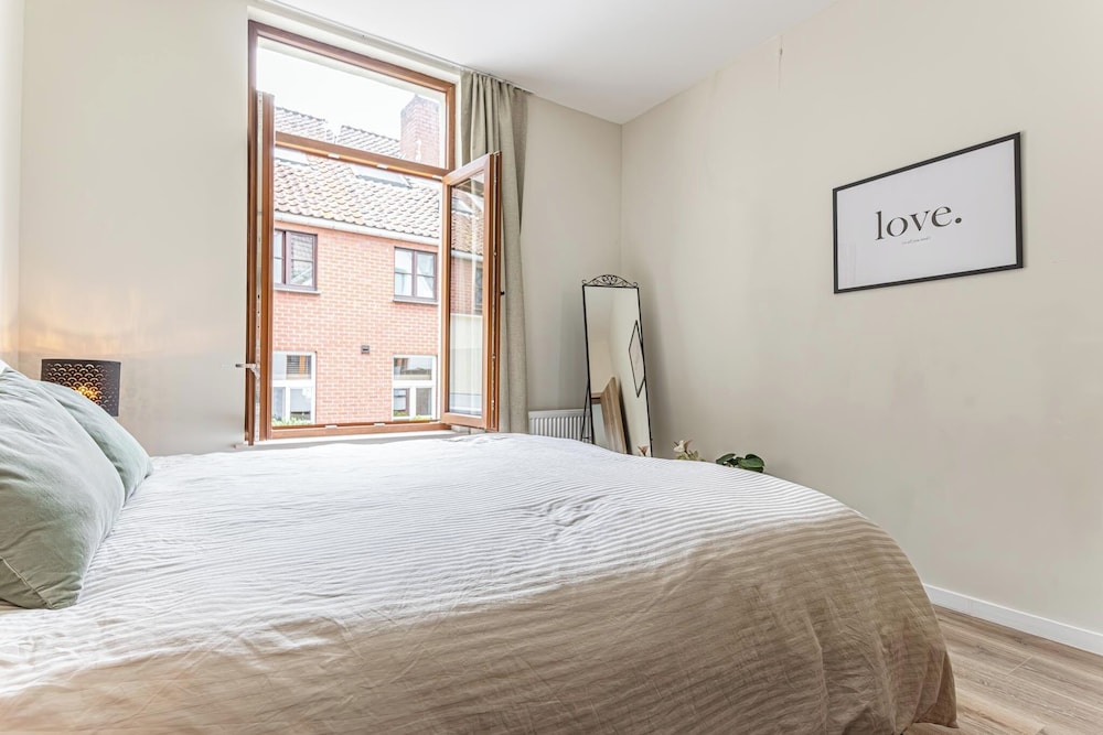 Modern 3BR Apt for 6 with Patio Ghent