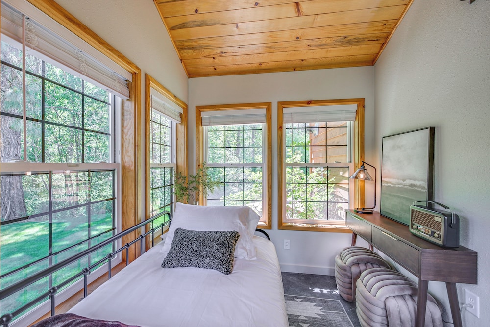Luxury Cabin on Naches River, Near Mount Rainier!