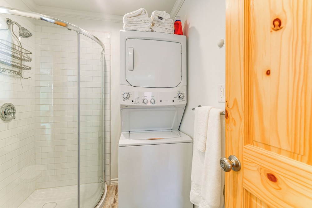 Walk to Pier & Dining: Central Rockport Cottage