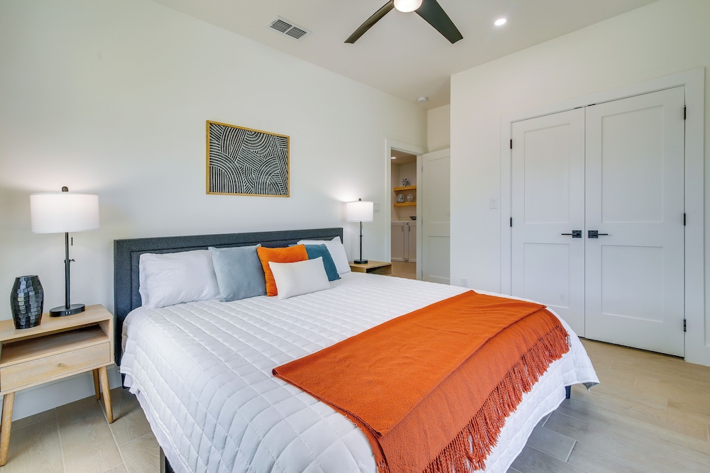 Modern Comfort: Brownsville Home Near Dtwn