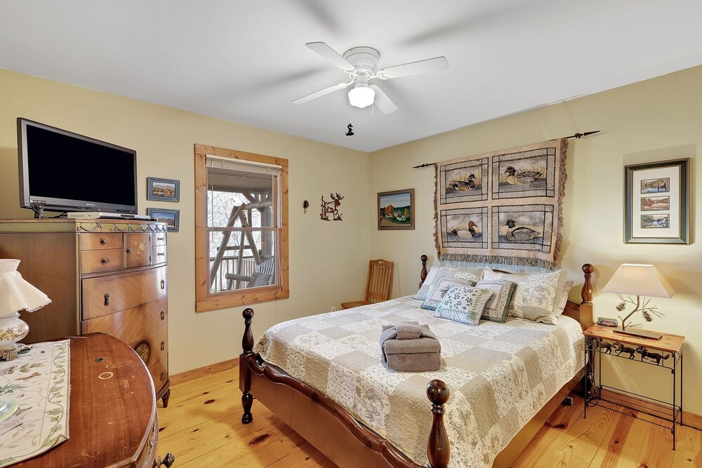 A Cozy 2br Log Cabin Getaway-mirror Lake-fireplace 2 Bedroom Cabin by Sunscape Property Management view 3