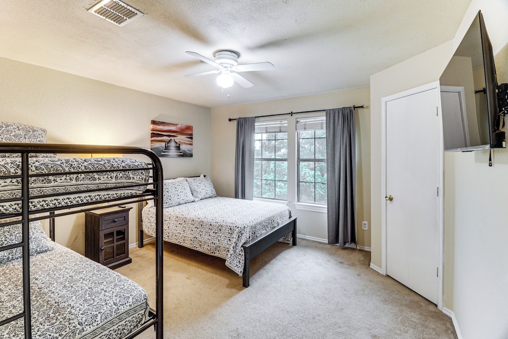 Near At&t Stadium & Six Flags: Texas Family Home!